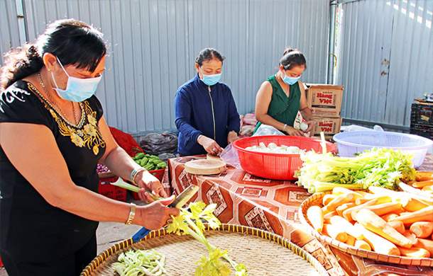 Hàng ngàn suất cơm miễn phí phục vụ du khách tại Lễ hội Làm Chay