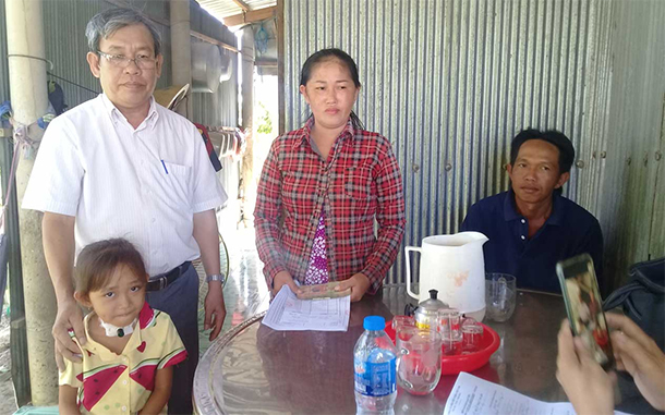 Hội Chữ thập đỏ tỉnh Long An trao tiền vượt qua hiểm nghèo tại Tân Hưng