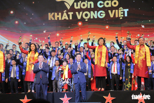 Doanh nhân truyền cảm hứng Nguyễn Thị Vân nhận giải thưởng Sao đỏ danh dự