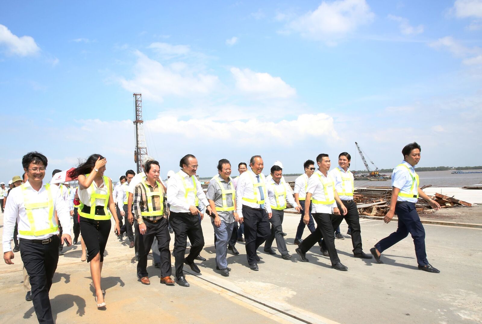 Chuyến thăm của Phó Thủ thướng Thường trực Chính phủ Trương Hòa Bình và trồng cây lưu niệm tại nhà ăn CB.CNV - Cảng Quốc tế Long An