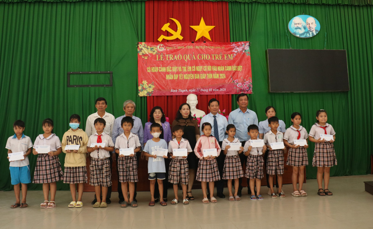 Phó Chủ tịch UBND tỉnh Long An - Phạm Tấn Hòa thăm, tặng quà tết tại huyện Thủ Thừa