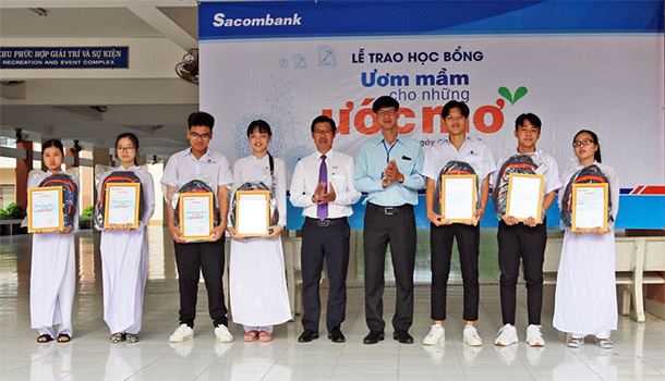 Sacombank tặng 3.559 suất học bổng cho học sinh, sinh viên toàn quốc