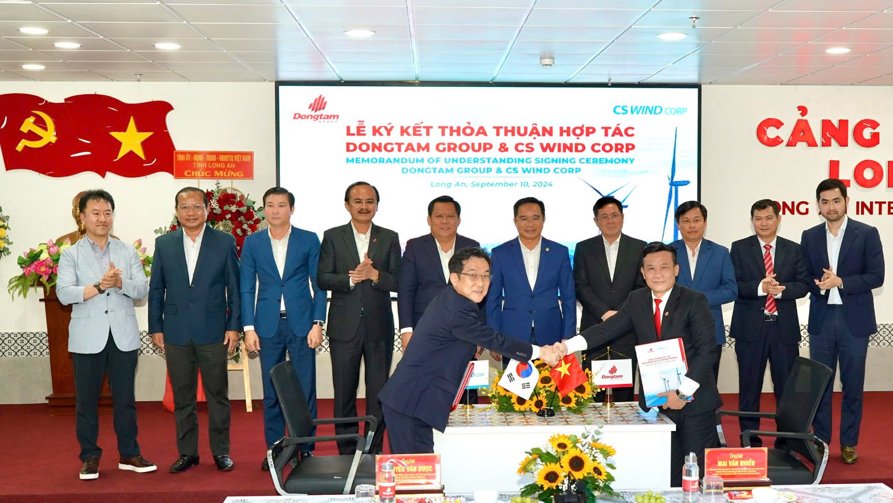 DONGTAM GROUP (VIỆT NAM) KÝ KẾT HỢP TÁC VỚI CS WIND CORP (HÀN QUỐC), CHO THUÊ ĐẤT KHU CÔNG NGHIỆP ĐÔNG NAM Á LONG AN THUỘC CỤM DỰ ÁN CẢNG QUỐC TẾ LONG AN TẠI HUYỆN CẦN GIUỘC, ĐỂ ĐẦU TƯ NHÀ MÁY SẢN XUẤT THIẾT BỊ ĐIỆN GIÓ QUY MÔ LỚN